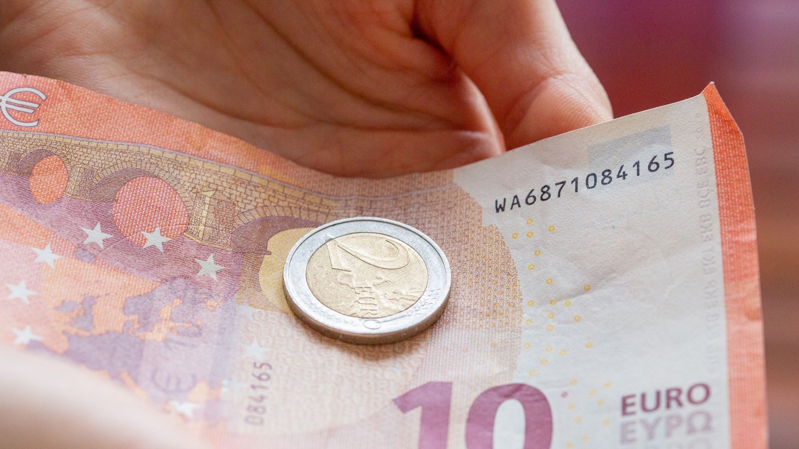 Arbeitnehmer (ledig, ohne Kind, Steuerklasse 1) verdienen 2022 im Schnitt 2132 Euro im Monat.Foto: dpa/Fernando Gutierrez-Juarez Arbeitnehmer (ledig, ohne Kind, Steuerklasse 1) verdienen 2022 im Schnitt 2132 Euro im Monat.Foto: dpa/Fernando Gutierrez-Juarez