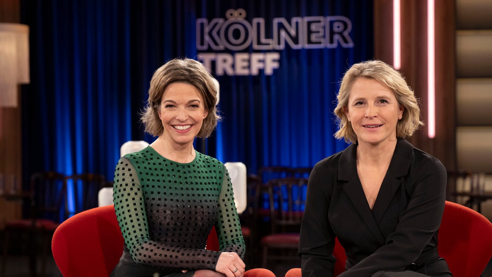 Anna Planken (l) und Susan Link moderieren die Sendung.Foto: WDR/Melanie Grande