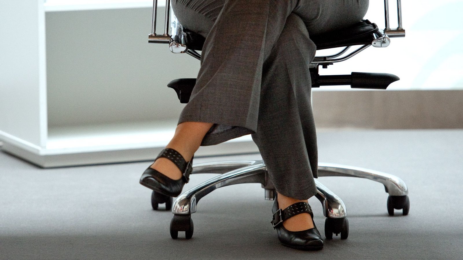 Wer lange sitzt, sollte nach Forschermeinung zwischendurch Geh-Pausen einlegen. (Illustration)Foto: Robert Schlesinger/dpa-Zentralbild/dpa Wer lange sitzt, sollte nach Forschermeinung zwischendurch Geh-Pausen einlegen. (Illustration)Foto: Robert Schlesinger/dpa-Zentralbild/dpa
