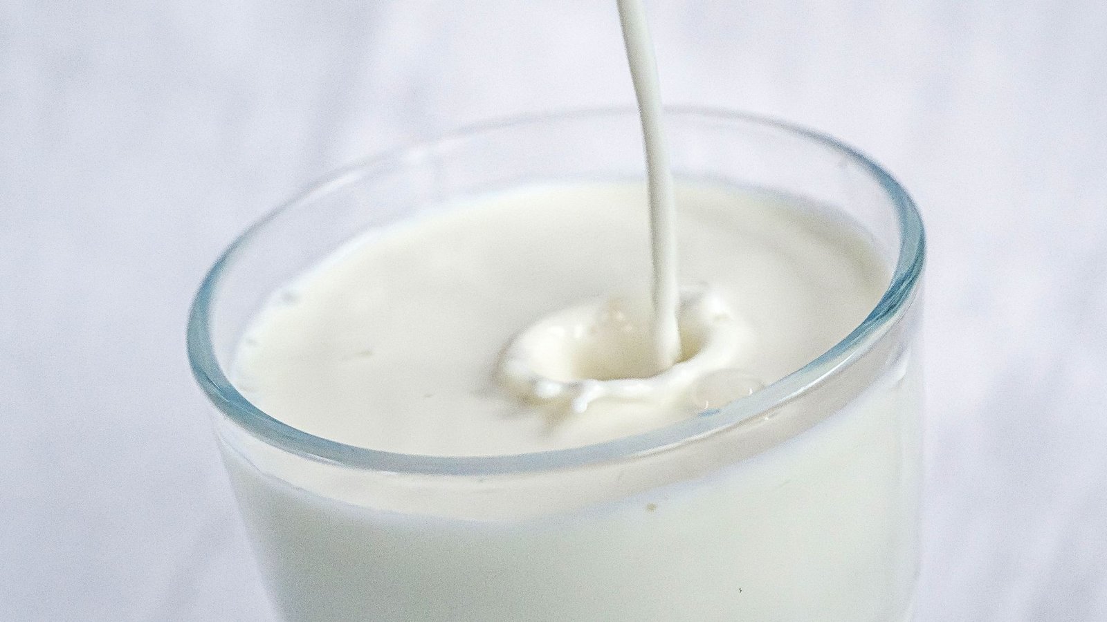 In den USA sollte derzeit lediglich pasteurisierte Milch konsumiert werden.Foto: Sina Schuldt/dpa