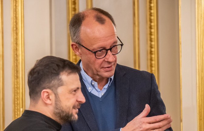 Unions-Chef Friedrich Merz im Gespräch mit Wolodymyr Selenskyj.<span class='image-autor'>Foto: dpa/Michael Kappeler</span>