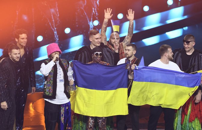Sie haben es geschafft: Das Kalush Orchestra aus der Ukraine jubelt über den Gewinn des Eurovision Song Contest.<span class='image-autor'>Foto: Jens Büttner/dpa</span>