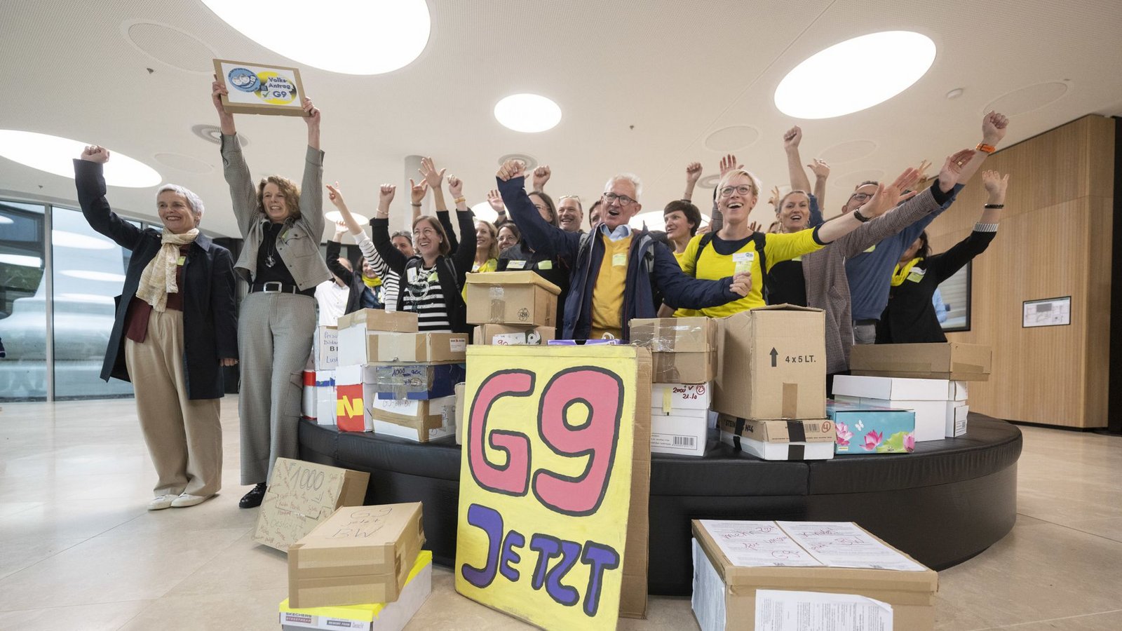Die Initiatoren des Volksantrags für eine längere Gymnasialzeit geben die Unterschriften im Landtag ab.Foto: dpa/Marijan Murat Die Initiatoren des Volksantrags für eine längere Gymnasialzeit geben die Unterschriften im Landtag ab.Foto: dpa/Marijan Murat