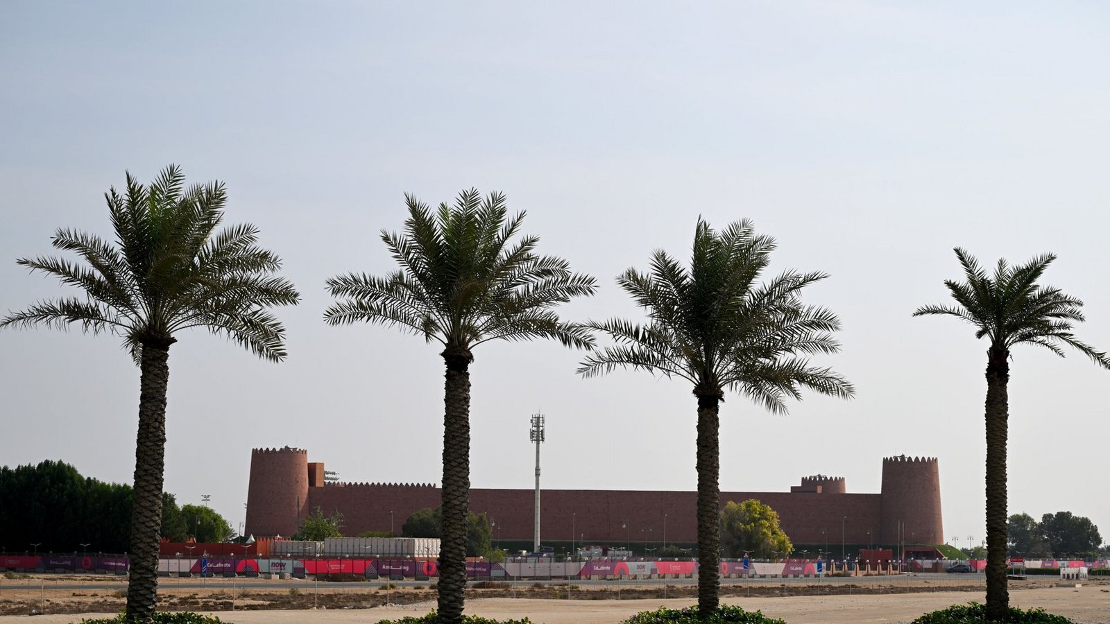 So sieht die Trainingsstätte der DFB-Elf im Norden Katars von außen aus.Foto: dpa/Federico Gambarini