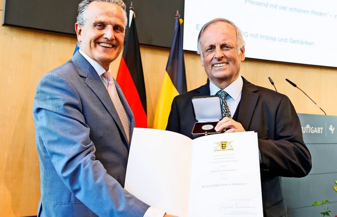 Gerhard Raff (rechts) mit Oberbürgermeister Frank Nopper 2022 bei der Verleihung der Staufermedaille in Gold.<span class='image-autor'>Foto: Lichtgut/Julian Rettig</span>