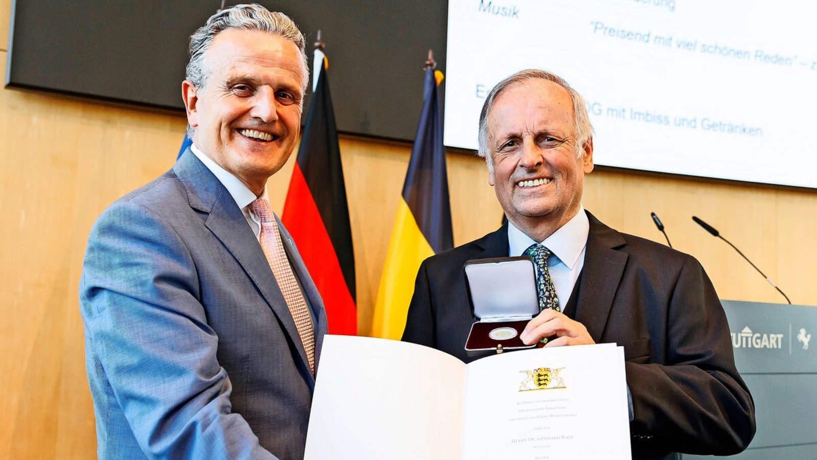 Gerhard Raff (rechts) mit Oberbürgermeister Frank Nopper 2022 bei der Verleihung der Staufermedaille in Gold.Foto: Lichtgut/Julian Rettig Gerhard Raff (rechts) mit Oberbürgermeister Frank Nopper 2022 bei der Verleihung der Staufermedaille in Gold.Foto: Lichtgut/Julian Rettig
