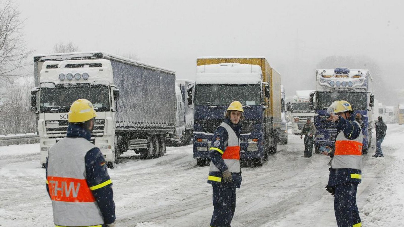 2005/2006: Dieser Winter war einer der strengsten der letzten Jahrzehnte. Er dauerte ungewöhnlich lange bis um den kalendarischen Frühlingsanfang und begann bereits sehr früh mit Schneefällen Ende November.Foto: dpa 2005/2006: Dieser Winter war einer der strengsten der letzten Jahrzehnte. Er dauerte ungewöhnlich lange bis um den kalendarischen Frühlingsanfang und begann bereits sehr früh mit Schneefällen Ende November.Foto: dpa