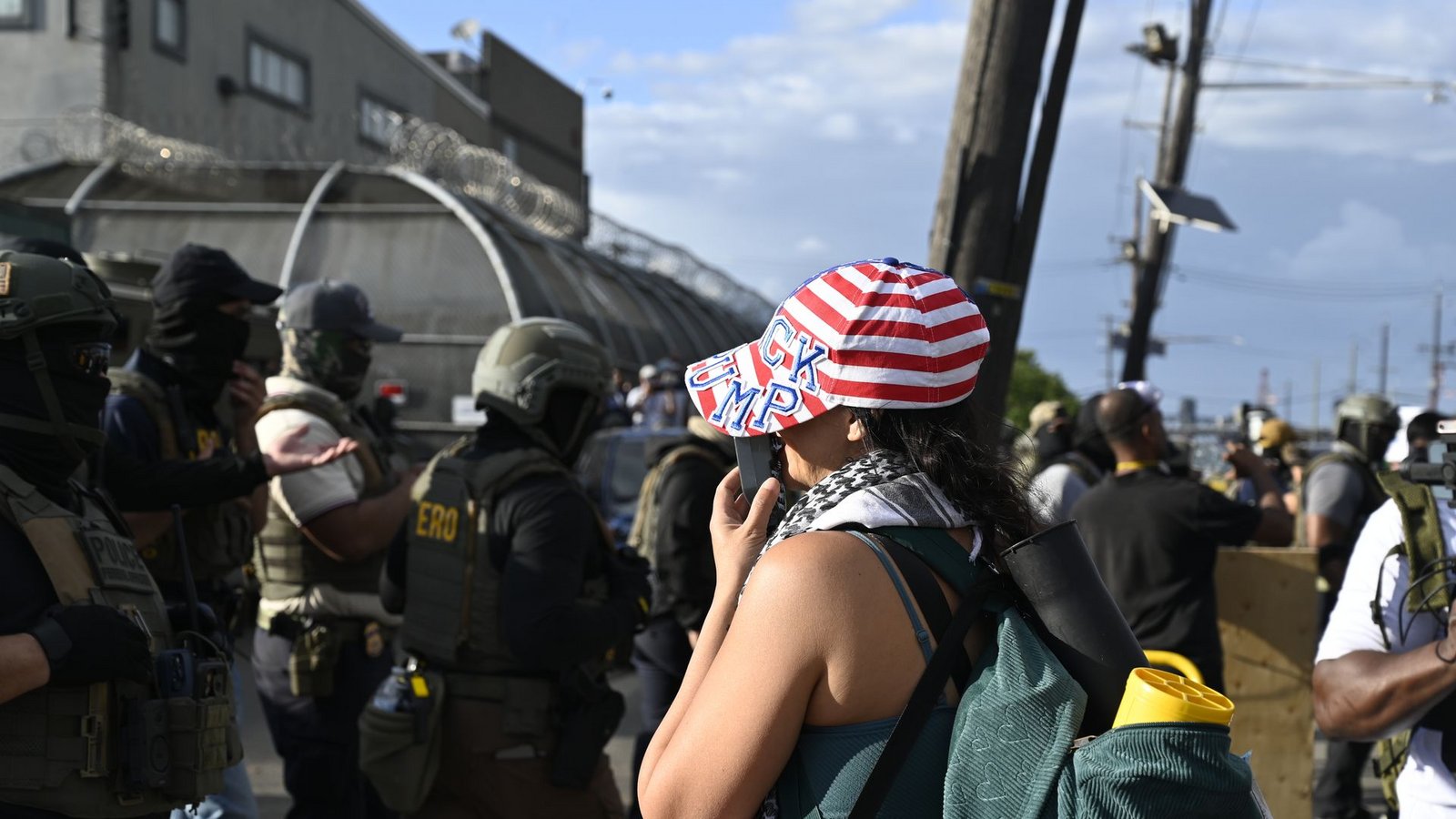 Menschen protestieren vor dem Abschiebezentrun in Newark im US-Bundestaat New Jersey.Foto: Anne Pollmann/dpa