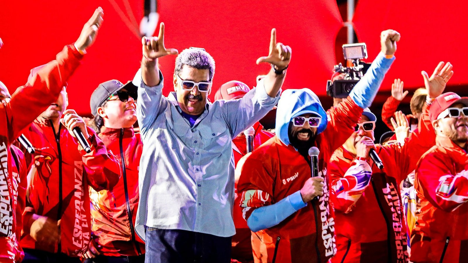 Amtsinhaber Nicolas Maduro tanzt während eines Wahlkampfauftritts.Foto: dpa/Jeampier Arguinzones