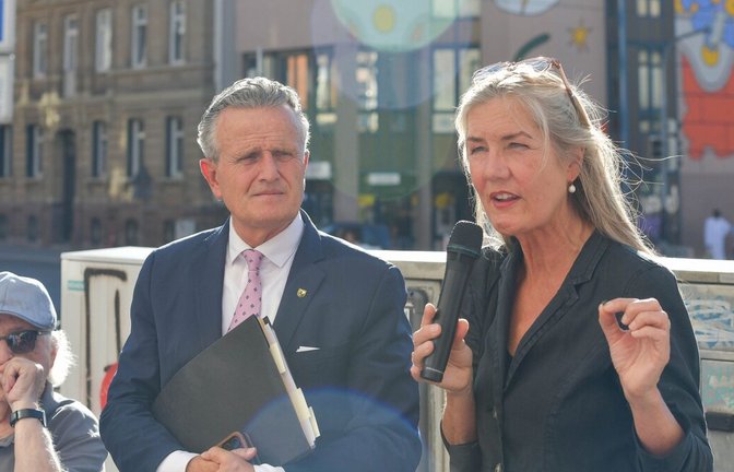OB Frank Nopper und Bezirksvorsteherin Veronika Kienzle sprechen mit Bürgern über ihre Anliegen am Olgaeck.<span class='image-autor'>Foto: Max Kovalenko</span>