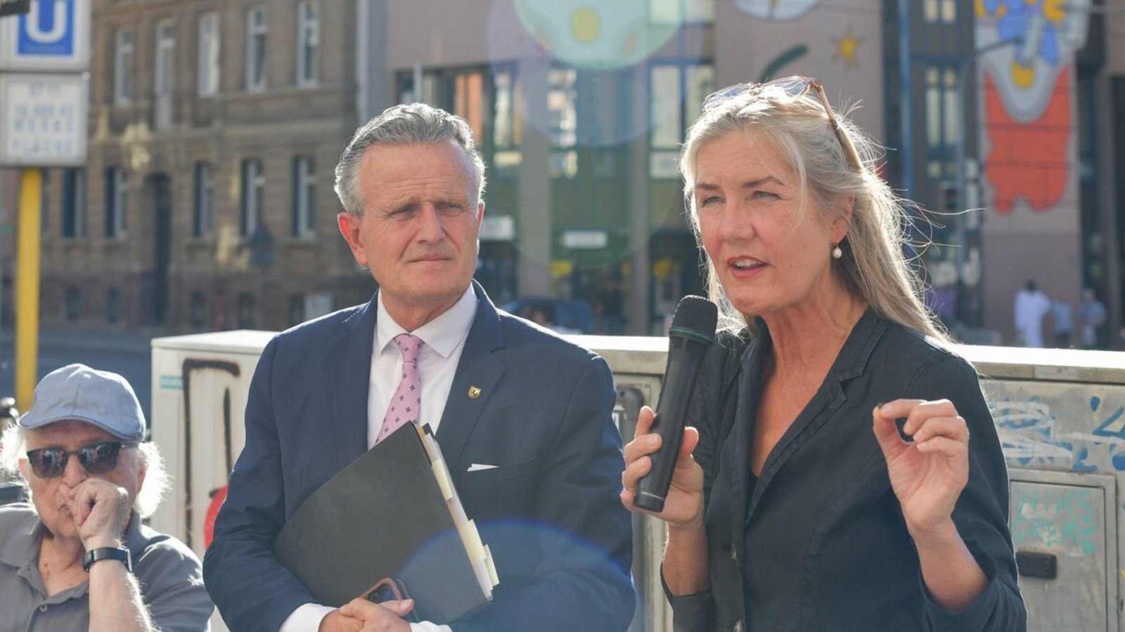 OB Frank Nopper und Bezirksvorsteherin Veronika Kienzle sprechen mit Bürgern über ihre Anliegen am Olgaeck.Foto: Max Kovalenko OB Frank Nopper und Bezirksvorsteherin Veronika Kienzle sprechen mit Bürgern über ihre Anliegen am Olgaeck.Foto: Max Kovalenko