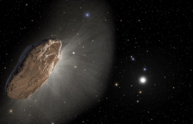 Dunkle Kometen sind rätselhafte Objekte ohne Schweif, aber mit kometenähnlicher Bewegung. Auch der hier abgebildete interstellare Komet Oumuamua zeigte ähnliche Merkmale.<span class='image-autor'>Foto: © Nasa/Esa, Joseph Olmsted (STScI), Frank Summers (STScI)</span>