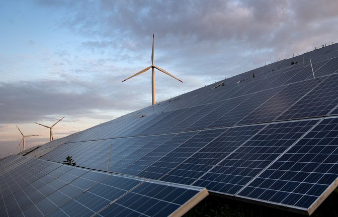Wind und Sonne – klimafreundliche Wirtschaft soll in der EU subventioniert werden.<span class='image-autor'>Foto: dpa/Sina Schuldt</span>