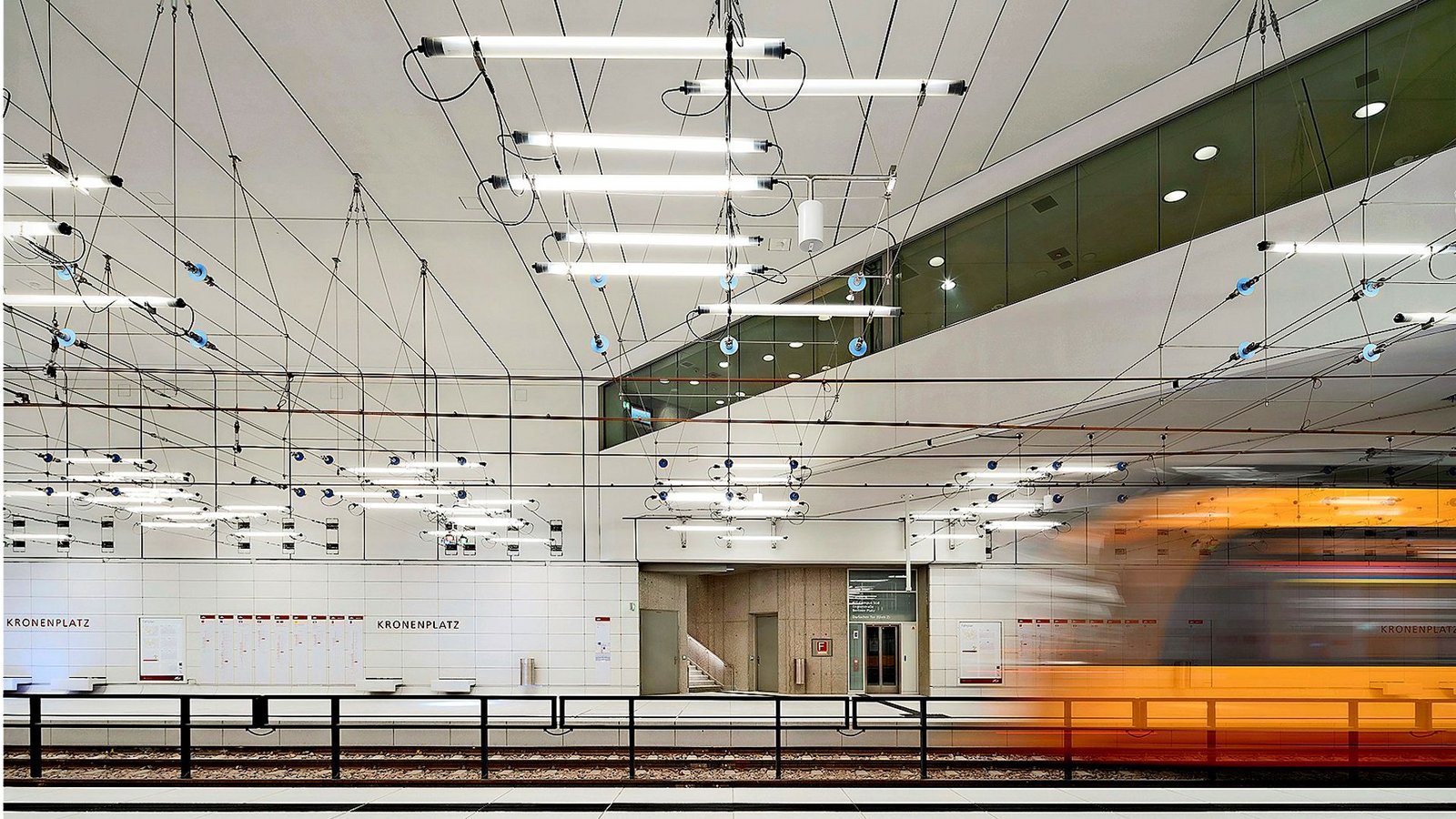 Es werde Licht –  wesentliches Gestaltungselement ist das von Ingo Maurer entworfene Lichtkonzept im  Stadtbahntunnel Karlsruhe von allmannwappner Architekten – und schaffte es auf die Shortlist.Foto: Brigida González/Mies Award 2024