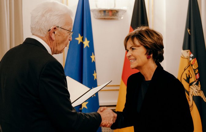 Ministerpräsident Winfried Kretschmann gratuliert der  Familienunternehmerin Nicola Leibinger-Kammüller gleich doppelt – zum Ehrentitel und zum Geburtstag.<span class='image-autor'>Foto: Staatsministerium BW / Ilkay Karakurt</span>