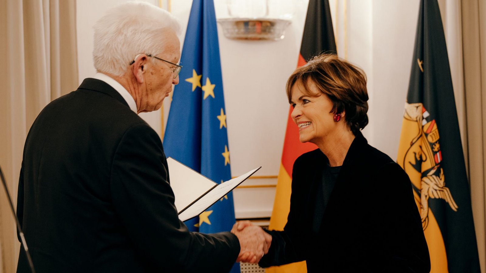 Ministerpräsident Winfried Kretschmann gratuliert der Familienunternehmerin Nicola Leibinger-Kammüller gleich doppelt – zum Ehrentitel und zum Geburtstag.Foto: Staatsministerium BW / Ilkay Karakurt Ministerpräsident Winfried Kretschmann gratuliert der Familienunternehmerin Nicola Leibinger-Kammüller gleich doppelt – zum Ehrentitel und zum Geburtstag.Foto: Staatsministerium BW / Ilkay Karakurt