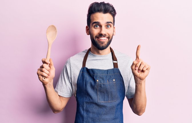 Erfahren Sie, worauf Sie bei der Reinigung von Holzlöffeln achten sollten. So lösen sich Gerüche und Verfärbungen.<span class='image-autor'>Foto: Krakenimages.com / Shutterstock.com</span>