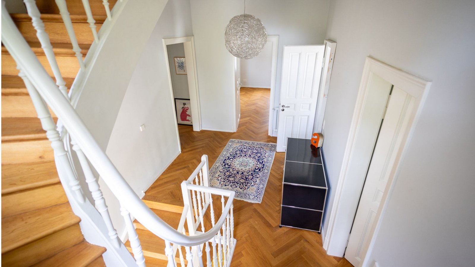 Kassettentüren, Parkett, hohe Räume: Blick in die geschmackvoll renovierte alte Villa im Stuttgarter Relenberg.Foto: Lichtgut Kassettentüren, Parkett, hohe Räume: Blick in die geschmackvoll renovierte alte Villa im Stuttgarter Relenberg.Foto: Lichtgut