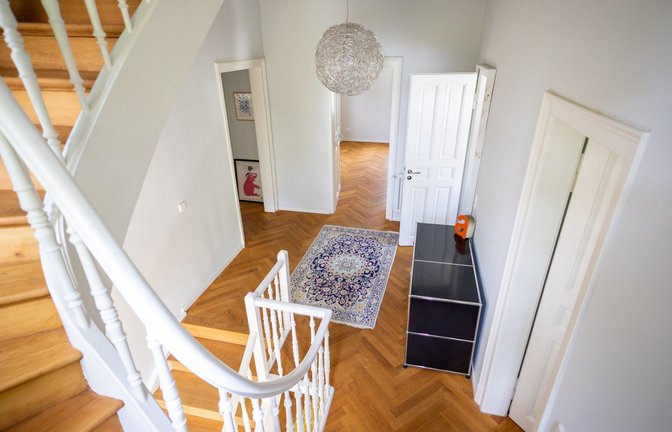 Kassettentüren, Parkett, hohe Räume: Blick in die geschmackvoll  renovierte alte Villa im Stuttgarter Relenberg.<span class='image-autor'>Foto: Lichtgut</span>