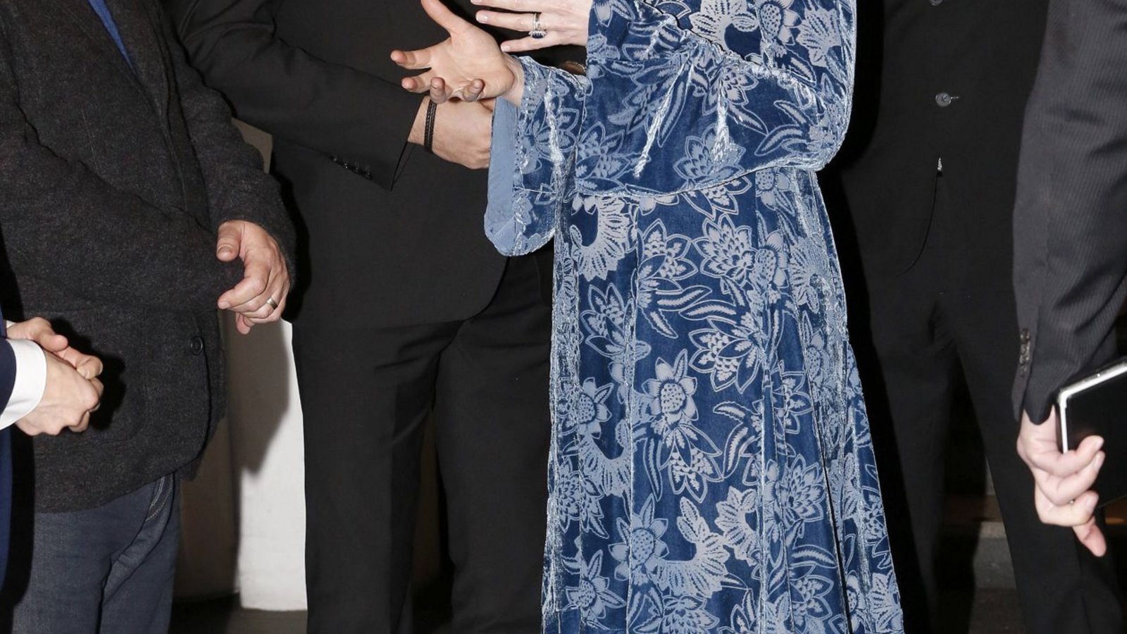 Samt und Blumenmuster: Dieses Kleid von Erdem, das Herzogin Kate 2018 bei einem Besuch in Stockholm trug, sieht ein bisschen so aus, als habe sich die Frau von Prinz William an den Vorhängen des Buckingham Palace bedient.Foto: imago images/TT/Johan Jeppsson/TT