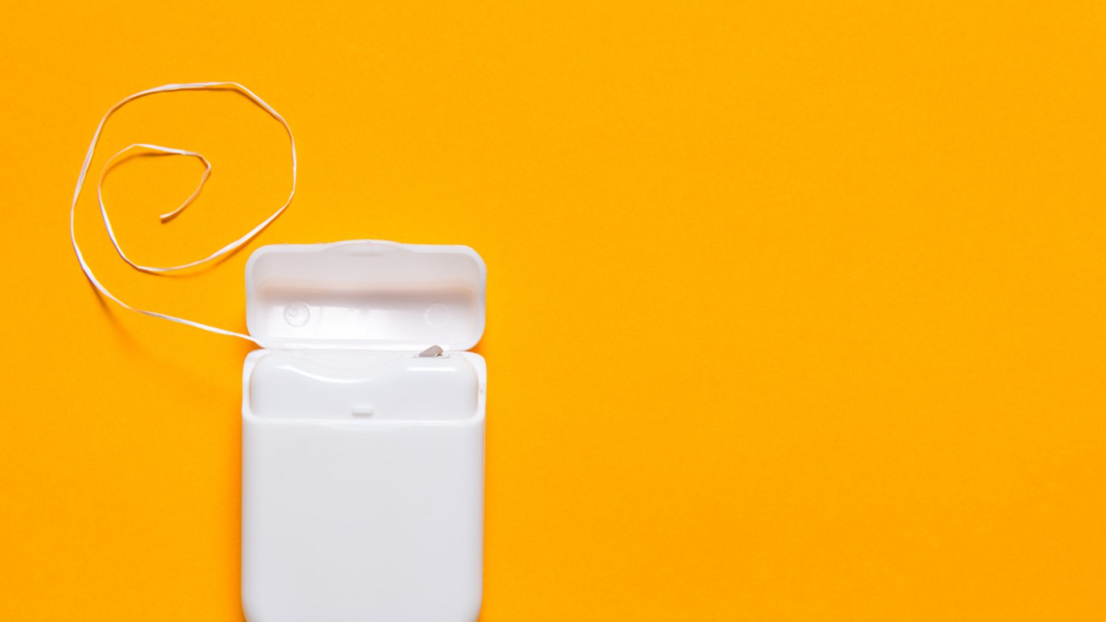 Wann sollte die Zahnseide zum Einsatz kommen?Foto: mdbildes / shutterstock.com Wann sollte die Zahnseide zum Einsatz kommen?Foto: mdbildes / shutterstock.com
