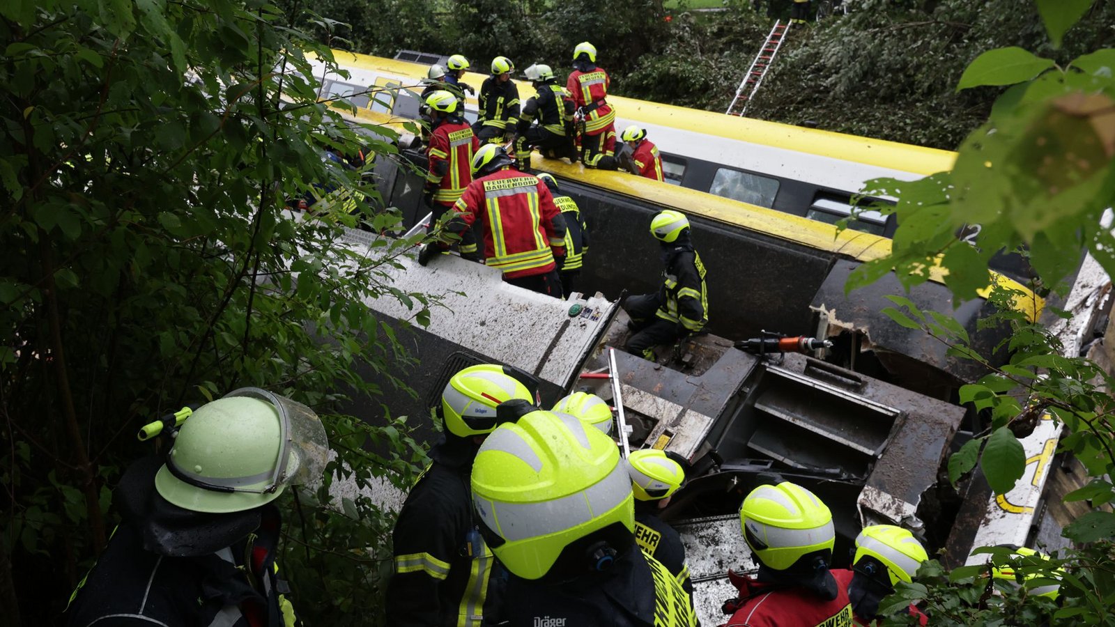 Rettungskräfte am Tag nach dem Zugunglück bei RiedlingenFoto: Thomas Warnack/dpa