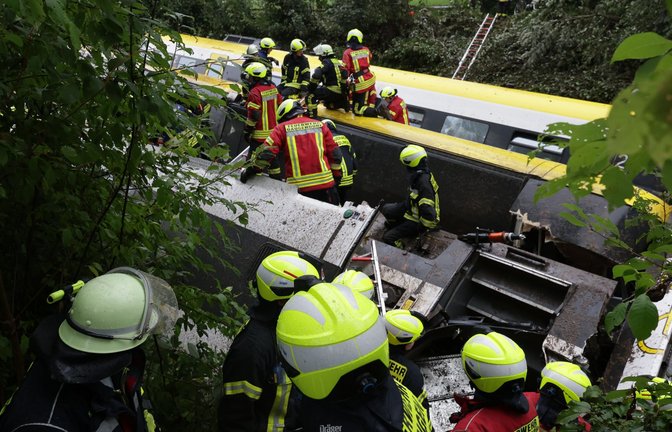 Rettungskräfte am Tag nach dem Zugunglück bei Riedlingen<span class='image-autor'>Foto: Thomas Warnack/dpa</span>