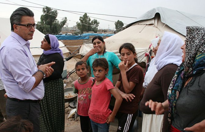 Jan Ilhan Kizilhan 2015 in einem Flüchtlingscamp im Irak.<span class='image-autor'>Foto: dpa/Stefanie Järkel</span>