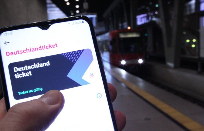 Das Deutschlandticket gibt es auch per App.<span class='image-autor'>Foto: IMAGO/Hanno Bode</span>