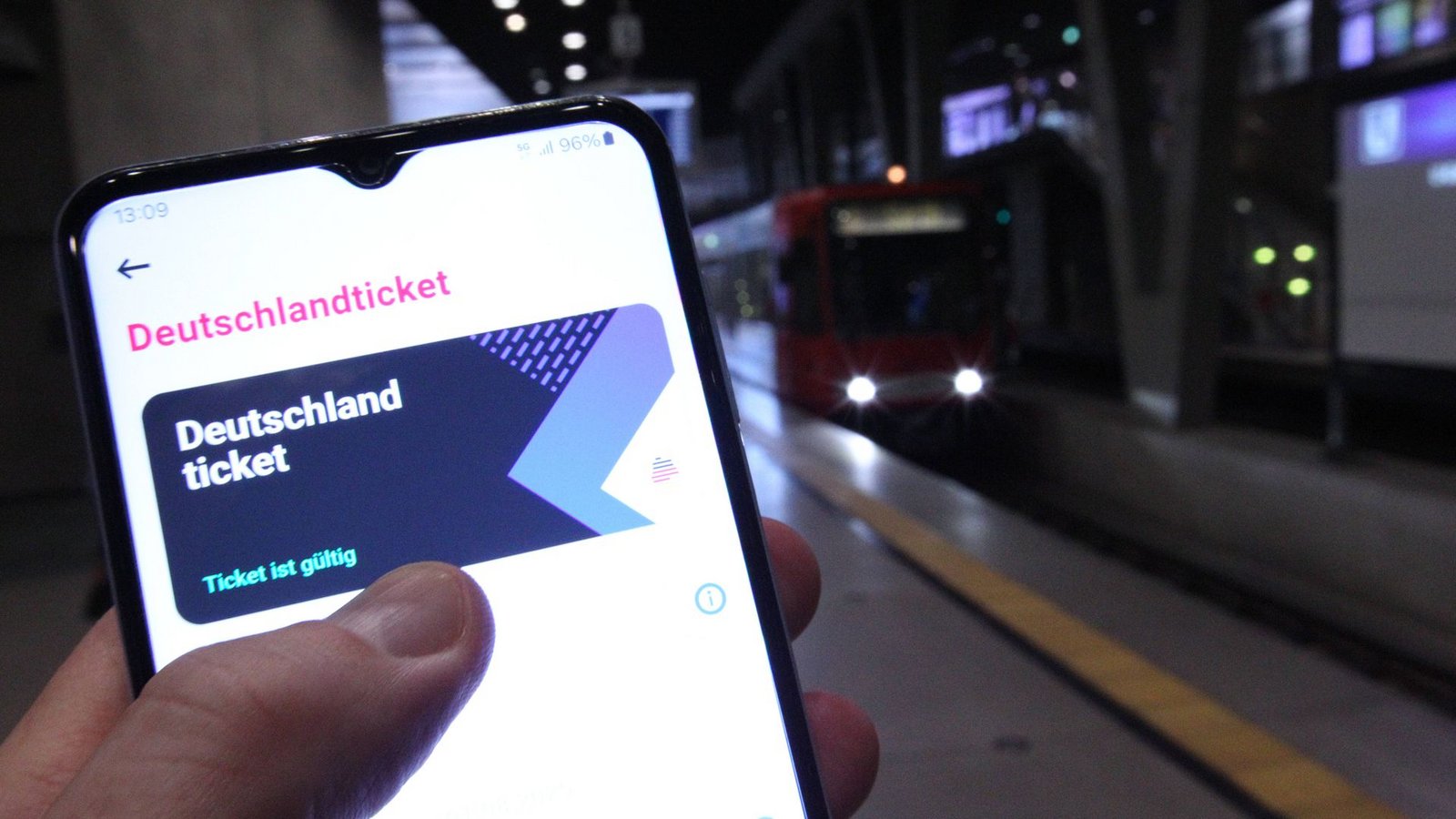 Das Deutschlandticket gibt es auch per App.Foto: IMAGO/Hanno Bode