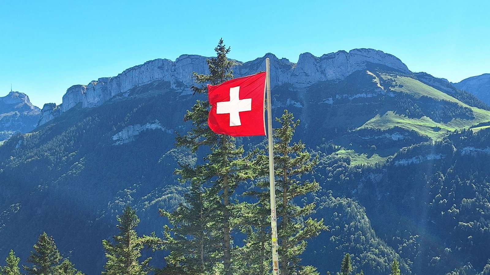 Die Schweiz war auch im vergangenen Jahr das beliebteste Zielland, um nach Baden-Württemberg auszuwandern (Symbolfoto).Foto: IMAGO/Eibner/IMAGO/Fleig / Eibner-Pressefoto Die Schweiz war auch im vergangenen Jahr das beliebteste Zielland, um nach Baden-Württemberg auszuwandern (Symbolfoto).Foto: IMAGO/Eibner/IMAGO/Fleig / Eibner-Pressefoto