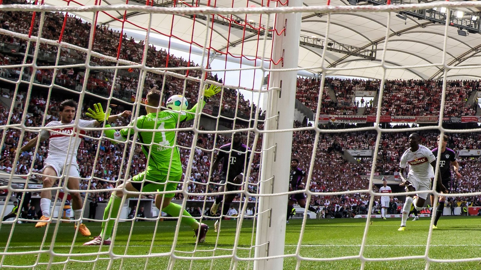 Stuttgarts Leonidas Stergiou macht das Tor zum 1:0 gegen Bayern-Torwart Manuel Neuer.Foto: Tom Weller/dpa