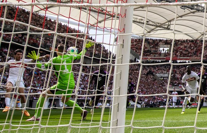 Stuttgarts Leonidas Stergiou macht das Tor zum 1:0 gegen Bayern-Torwart Manuel Neuer.<span class='image-autor'>Foto: Tom Weller/dpa</span>