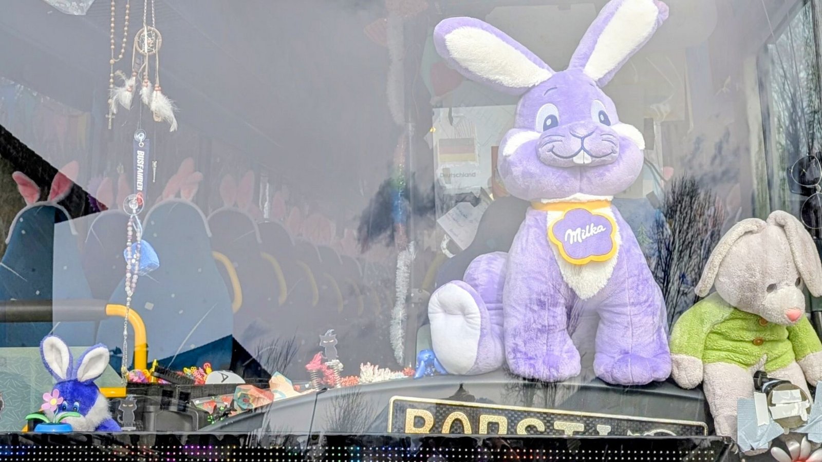 Ein übergroßer Milka-Hase und seine plüschigen Begleiter stimmen auf das nahende Osterfest ein.Foto: Privat Ein übergroßer Milka-Hase und seine plüschigen Begleiter stimmen auf das nahende Osterfest ein.Foto: Privat