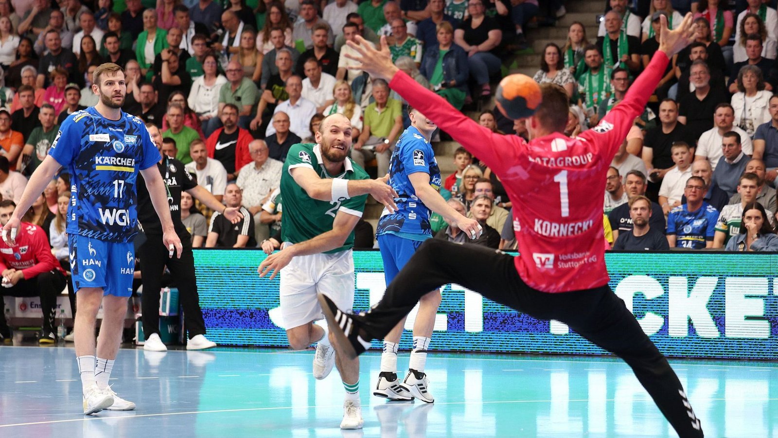 Frisch-Auf-Torjäger Marcel Schiller wirft aufs Tor von TVB-Keeper Mateusz Kornecki.Foto: Baumann/Julia Rahn Frisch-Auf-Torjäger Marcel Schiller wirft aufs Tor von TVB-Keeper Mateusz Kornecki.Foto: Baumann/Julia Rahn