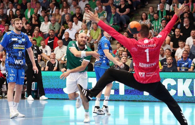 Frisch-Auf-Torjäger Marcel Schiller wirft aufs Tor von TVB-Keeper  Mateusz Kornecki.<span class='image-autor'>Foto: Baumann/Julia Rahn</span>