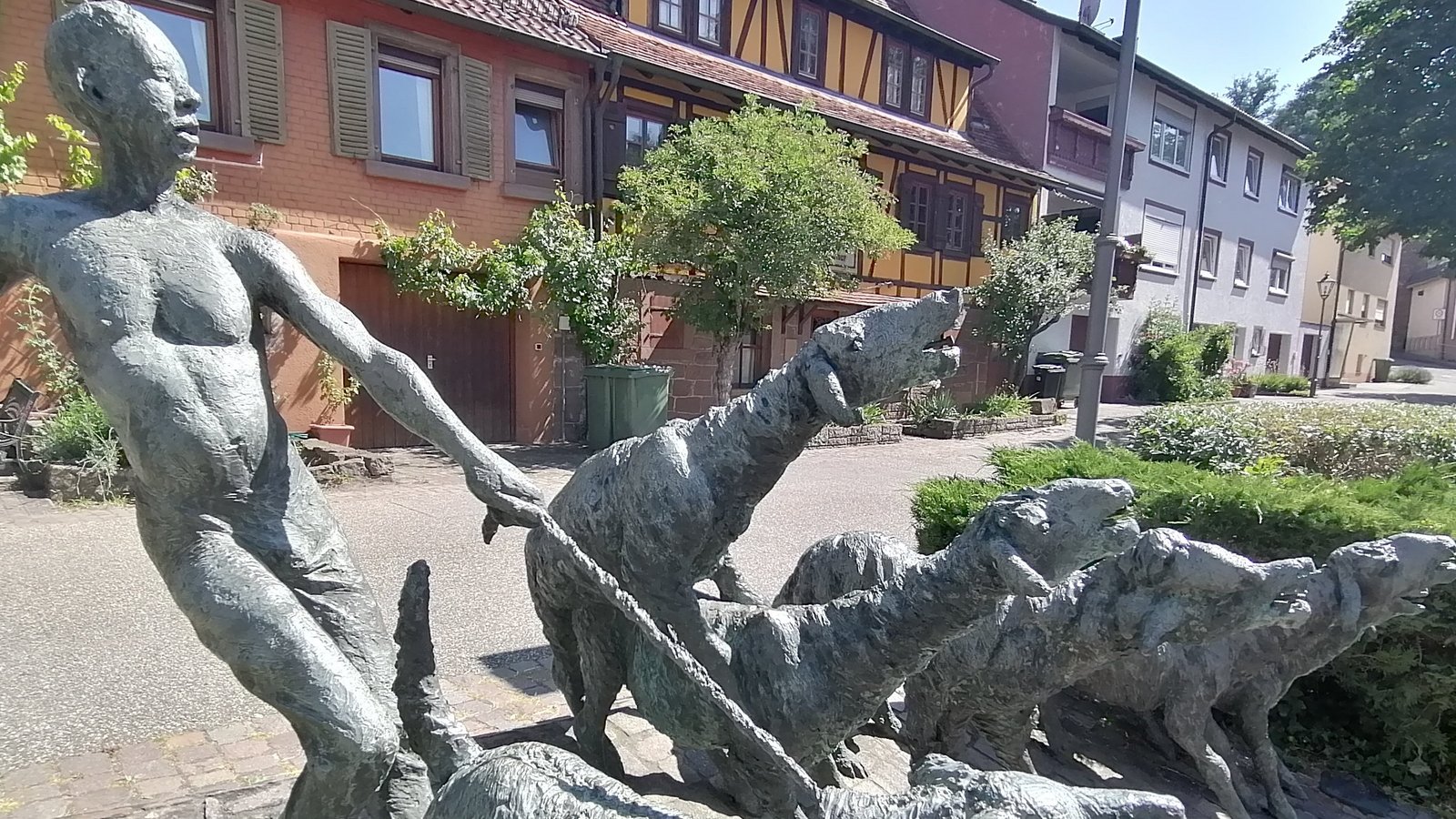 Bronzeplastik von Karl-Henning Seemann und Kurt Tassotti am Brunnenplatz am Rande des Schafhofes: Eines der Schafe unterscheidet sich von den anderen. Wodurch?  Fotos: Banholzer