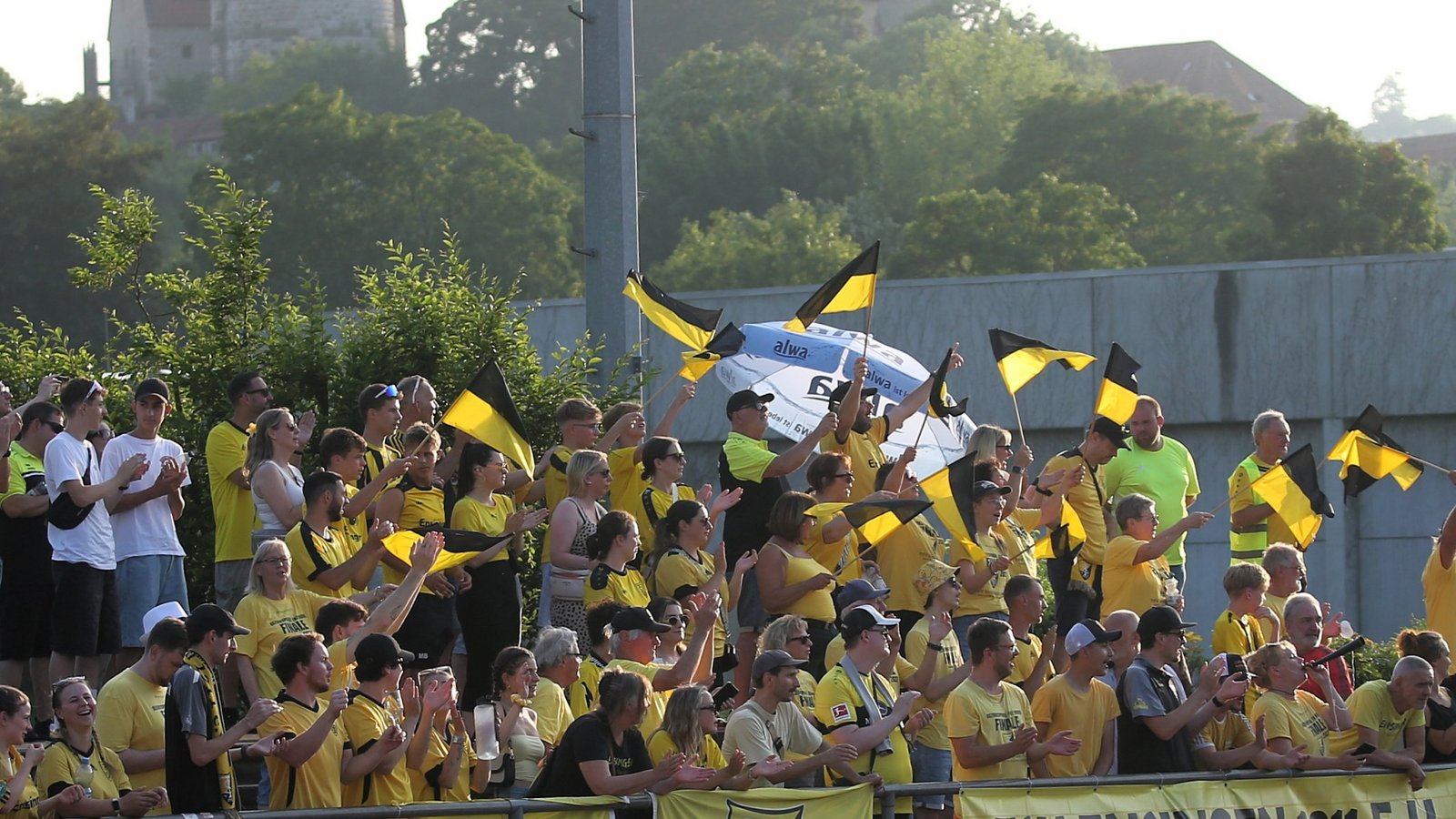 In Besigheim ist auf die Ensinger Fans Verlass. Vor der Kulisse von Burg und Stadtkirche feiern sie ihre Kicker auch nach Abpfiff für eine tolle Saison. In Besigheim ist auf die Ensinger Fans Verlass. Vor der Kulisse von Burg und Stadtkirche feiern sie ihre Kicker auch nach Abpfiff für eine tolle Saison.