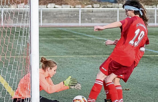 Glück für Patricia Zimmermann (links): Nachdem die FVR-Torhüterin den Ball nach vorne prallen gelassen hatte, beförderten Vincenza di Rocco (rechts) und Anna-Maria Mayr (verdeckt) das Spielgerät über die Linie. Doch der Treffer wurde nicht gegeben. Foto: Simecek