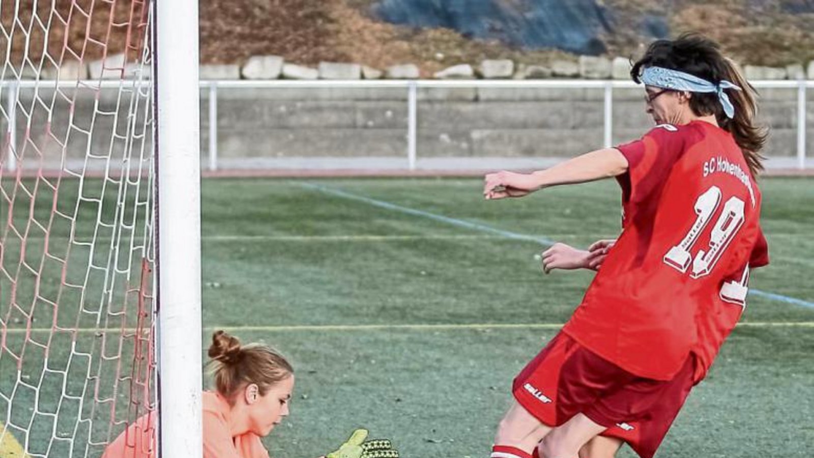 Glück für Patricia Zimmermann (links): Nachdem die FVR-Torhüterin den Ball nach vorne prallen gelassen hatte, beförderten Vincenza di Rocco (rechts) und Anna-Maria Mayr (verdeckt) das Spielgerät über die Linie. Doch der Treffer wurde nicht gegeben. Foto: Simecek Glück für Patricia Zimmermann (links): Nachdem die FVR-Torhüterin den Ball nach vorne prallen gelassen hatte, beförderten Vincenza di Rocco (rechts) und Anna-Maria Mayr (verdeckt) das Spielgerät über die Linie. Doch der Treffer wurde nicht gegeben. Foto: Simecek