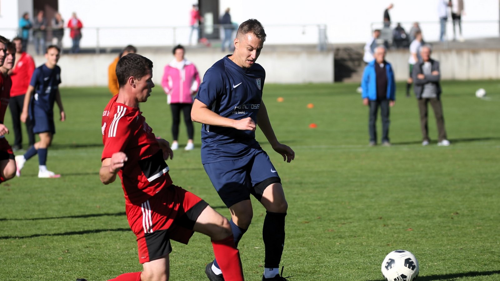 Für den TSV Nussdorf II (rechts Dominic Wieber) ist nichts zu holen. Der TSV Großglattbach mit Patrick Beisser gewinnt im Hardtwäldle klar mit 5:1. Foto: Küppers Für den TSV Nussdorf II (rechts Dominic Wieber) ist nichts zu holen. Der TSV Großglattbach mit Patrick Beisser gewinnt im Hardtwäldle klar mit 5:1. Foto: Küppers