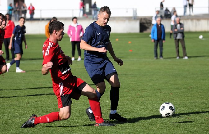 Für den TSV Nussdorf II (rechts Dominic Wieber) ist nichts zu holen. Der TSV Großglattbach mit Patrick Beisser gewinnt im Hardtwäldle klar mit 5:1. <span class='image-autor'>Foto: Küppers</span>