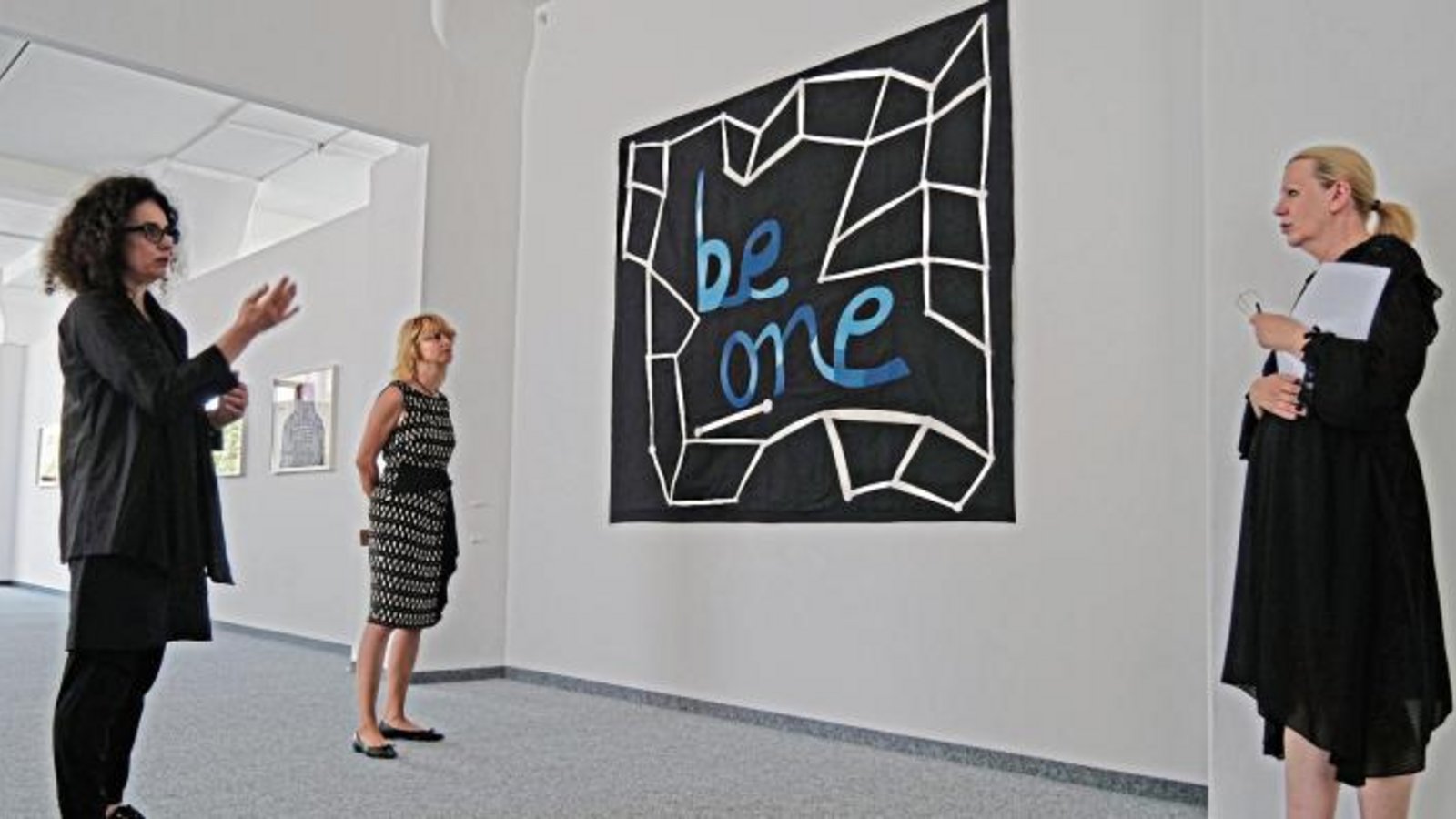 „Be one“: zu dieser Ausstellung in der Pforzheim Galerie laden Susan Hefuna, Angelika Drescher und Regina M. Fischer (von links) ein.  Foto: Friedrich