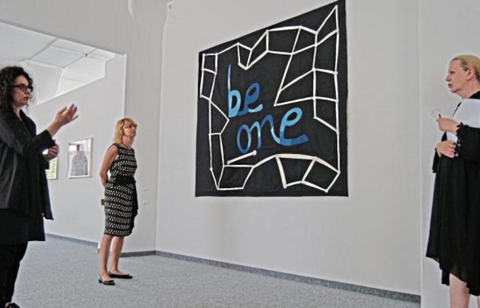 „Be one“: zu dieser Ausstellung in der Pforzheim Galerie laden Susan Hefuna, Angelika Drescher und Regina M. Fischer (von links) ein.  Foto: Friedrich