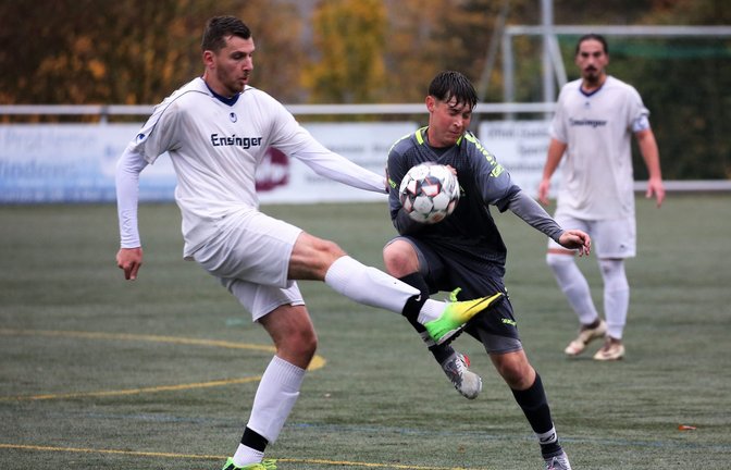 Mit vollem Einsatz kämpfen in Hohenhaslach Gündelbachs Kushtrim Dakaj (links) und Robin Mezger um den Ball. Die SGM-Reserve gewinnt mit 3:1. <span class='image-autor'>Foto: Küppers</span>