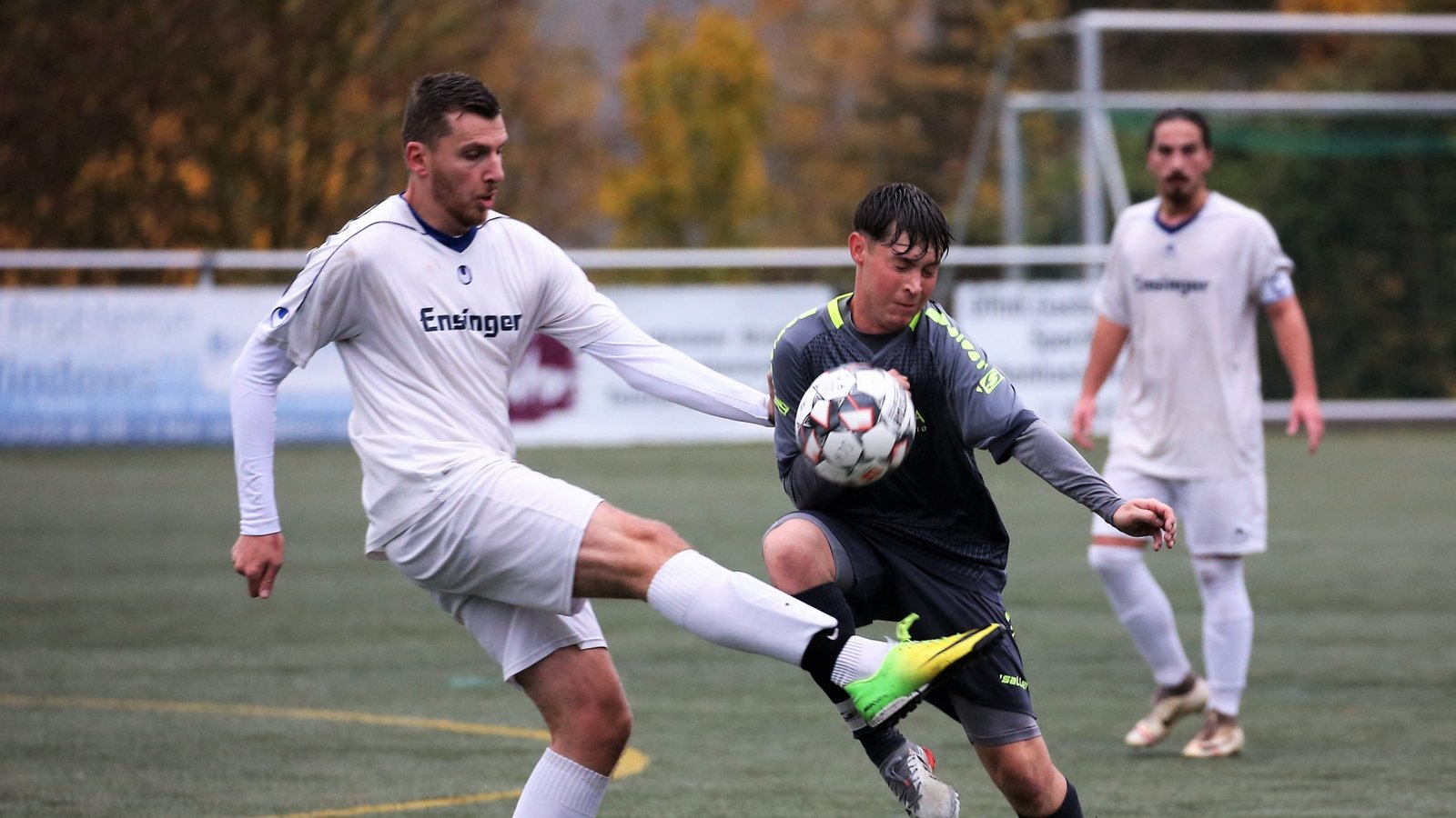Mit vollem Einsatz kämpfen in Hohenhaslach Gündelbachs Kushtrim Dakaj (links) und Robin Mezger um den Ball. Die SGM-Reserve gewinnt mit 3:1. Foto: Küppers Mit vollem Einsatz kämpfen in Hohenhaslach Gündelbachs Kushtrim Dakaj (links) und Robin Mezger um den Ball. Die SGM-Reserve gewinnt mit 3:1. Foto: Küppers