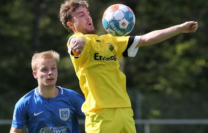 Dominik Urbani (rechts) lässt den Vaihinger Philipp Meyer gar nicht erst an den Ball kommen. Ensingen schlägt Vaihingen mit 5:0. <span class='image-autor'>Foto: Küppers</span>