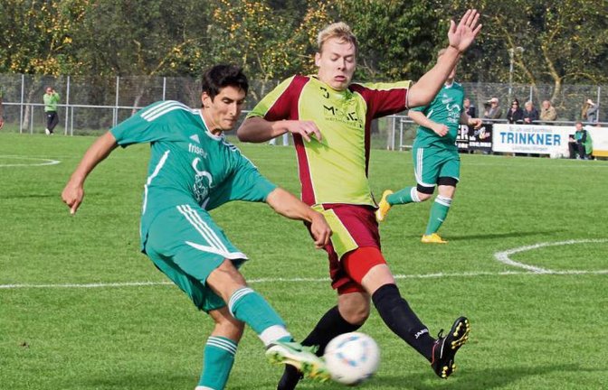 Feldüberlegen, aber ohne durchschlagenden Erfolg – das waren Matthias Knapp (links) und der SV Iptingen gegen Alexander Schwarz (rechts) und den VfR Sersheim. Foto: Bürkle