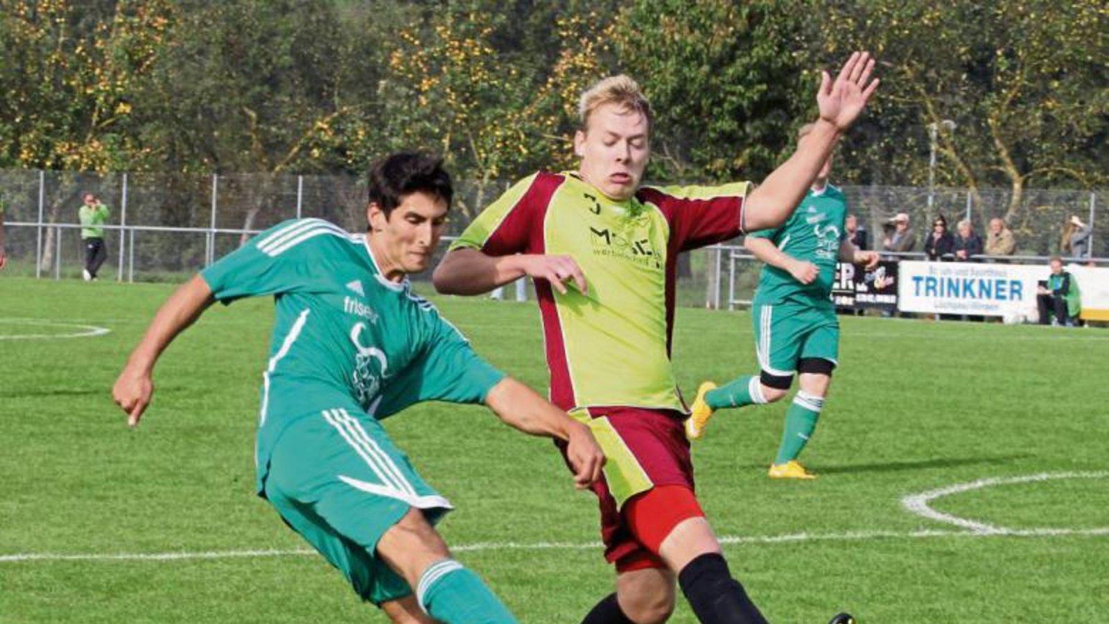 Feldüberlegen, aber ohne durchschlagenden Erfolg – das waren Matthias Knapp (links) und der SV Iptingen gegen Alexander Schwarz (rechts) und den VfR Sersheim. Foto: Bürkle Feldüberlegen, aber ohne durchschlagenden Erfolg – das waren Matthias Knapp (links) und der SV Iptingen gegen Alexander Schwarz (rechts) und den VfR Sersheim. Foto: Bürkle