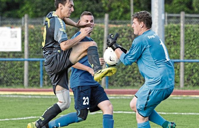 Besigheims Torwart Dominic Spiegler schnappt im letzten Moment den Ball vom Fuß von Mario Dierolf (links) von der SGM Hohenhaslach/Freudental.  Foto: Leitner